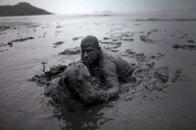 Блоко де Лама или Грязный карнавал ('Bloco da Lama' or Mud Block carnival) в Парати, Бразилия, 4-8 марта 2011 года.