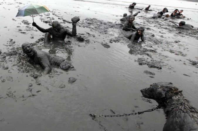 Блоко де Лама или Грязный карнавал ('Bloco da Lama' or Mud Block carnival) в Парати, Бразилия, 4-8 марта 2011 года.