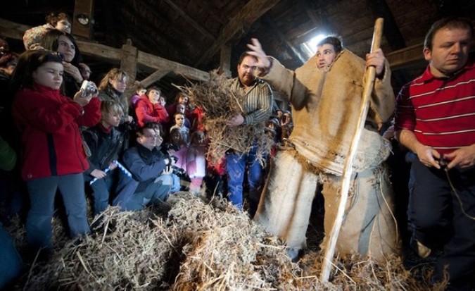 Древний Ланц карнавал в северной испанской провинции Наварра, 8 марта 2011 года.