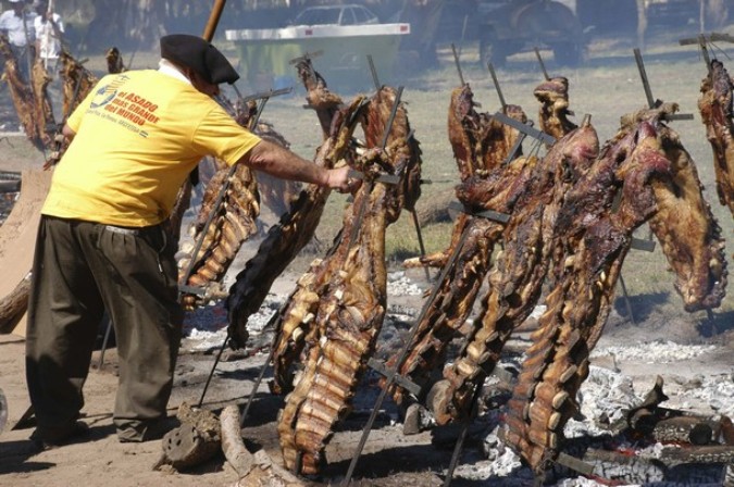 Крупнейшие в мире барбекю приготовили в Пико, Италия, 20 марта 2011 года.