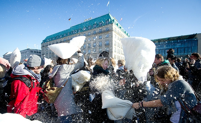 Драка подушками перед Бранденбургскими воротами в Берлине, 20 марта 2011 года.