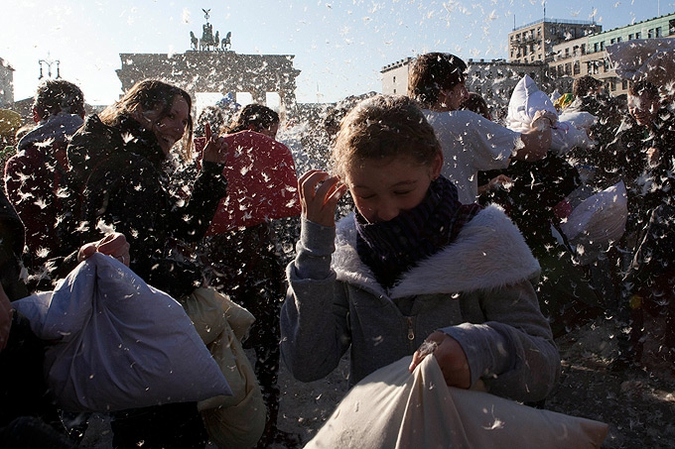 Драка подушками перед Бранденбургскими воротами в Берлине, 20 марта 2011 года.