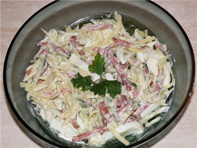 Салат из колбасы с огурцом и кукурузой Салат из колбасы с огурцом и кукурузой