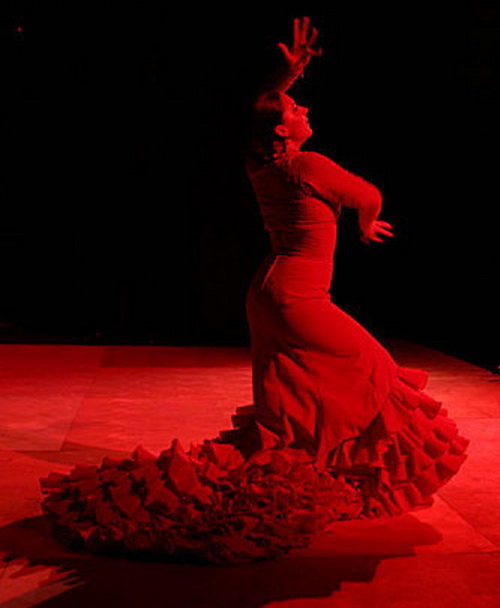 Бата де кола. это традиционное платье танцовщицы фламенко. . Иногда вместо