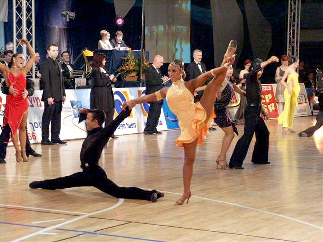 Одно из самых популярных напрвлений- спортивные бальные танцы, которые вклю