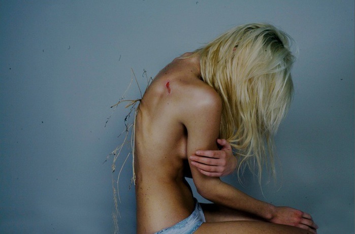 Худенькая блондинка гордится своим телом поэтому снялась в любительском видео абсолютно голой