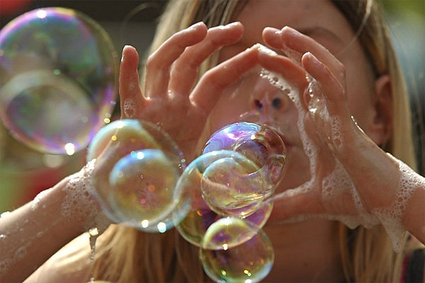 Модница пускает дома мыльные пузыри