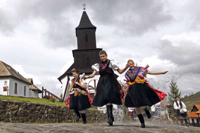 Традиционные пасхальные обливания водой в Холлокё, Венгрия, 14 апреля 2011 года./2270477_c1_2_ (675x448, 84Kb)