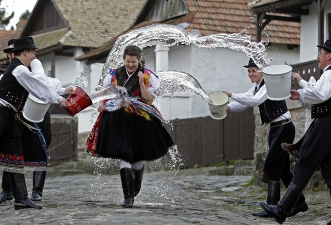 Традиционные пасхальные обливания водой в Холлокё, Венгрия, 14 апреля 2011 года./2270477_c6_4_ (675x459, 104Kb)