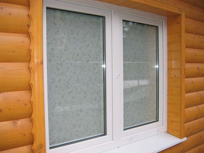 Монтаж пластикового окна в деревянном доме