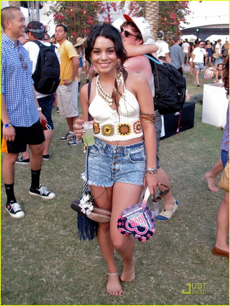 vanessa-hudgens-barefoot-babe-at-coachella-10 (450x600, 109Kb)