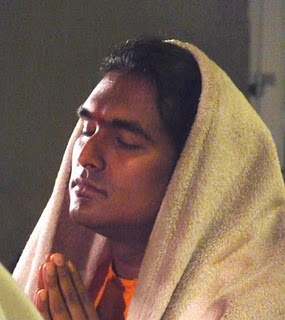 SV Prayer with shawl covering head Aug 4 2010 (285x320, 21Kb)