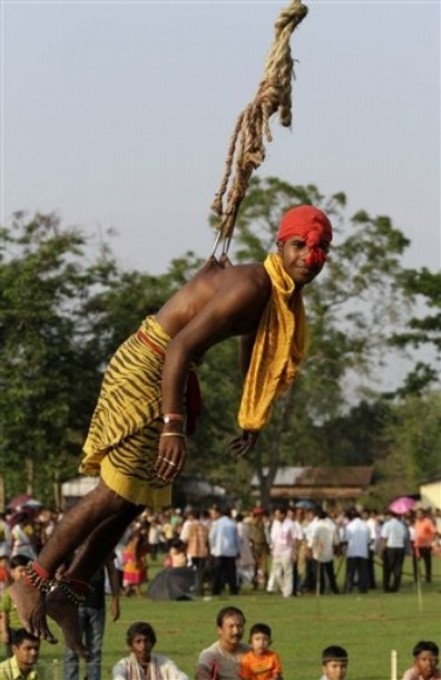 Bihu Rongali фестиваль в Боко, Индия, 20 апреля 2011 года./2270477_43_1_ (441x680, 73Kb)