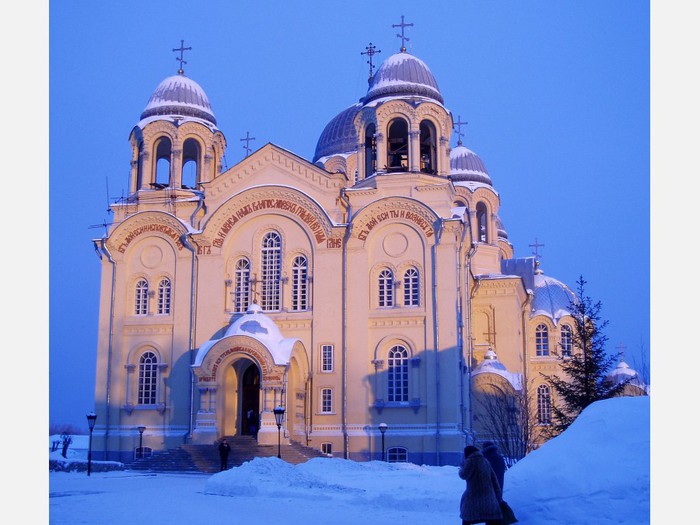 Мужской монастырь. Крестовоздвиженский Собор на закате. (700x525, 89Kb)