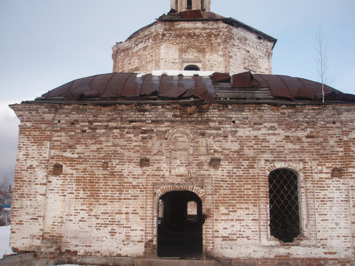 Вход в Покровскую церковь со стороны реки Туры (700x525, 173Kb)