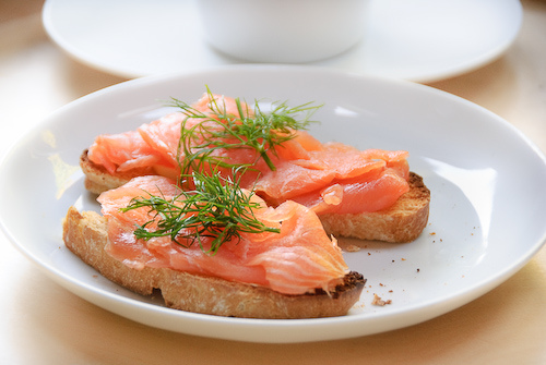 4278666_2889633763_c9087ebcf1_Smoked_salmon_sandwiches_M (500x335, 90Kb)