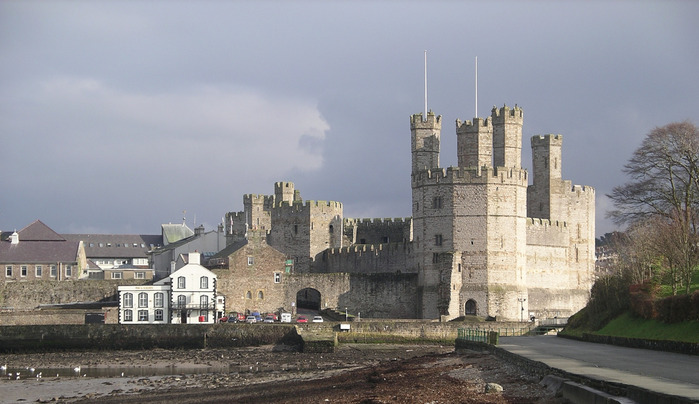 Caernarfon_castle_from_the_west (700x404, 96Kb)