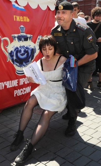 Гей-парад в центре Москвы, 28 мая 2011 года./2270477_910_2_ (414x680, 81Kb)