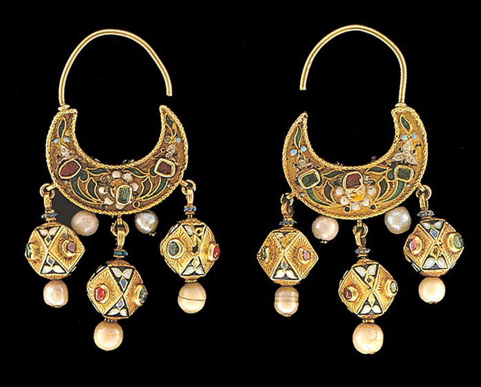 Серьги. Золото, эмаль, рубины, изумруды, жемчуг. 1660-е годы. Москва (700x562, 94Kb)