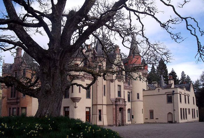800px-Aldourie_Castle_-_on_the_shore_of_Loch_Ness_Inverness_Scotland_3 (700x472, 100Kb)