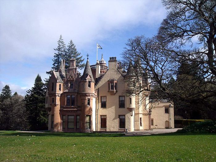 800px-Aldourie_Castle_-_on_the_shore_of_Loch_Ness_Inverness_Scotland (700x525, 100Kb)