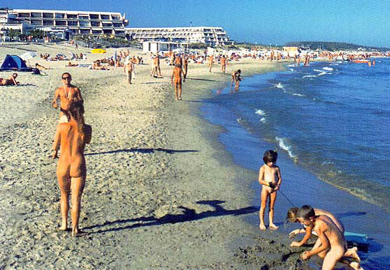 Нудисты на французском пляже Кап Даг - Cap d'Agde фото