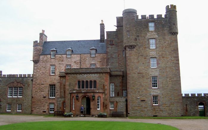 castle-of-mey-queen-mother-s-home-thurso-united-kingdom+1152_12856537044-tpfil02aw-3264 (700x437, 48Kb)