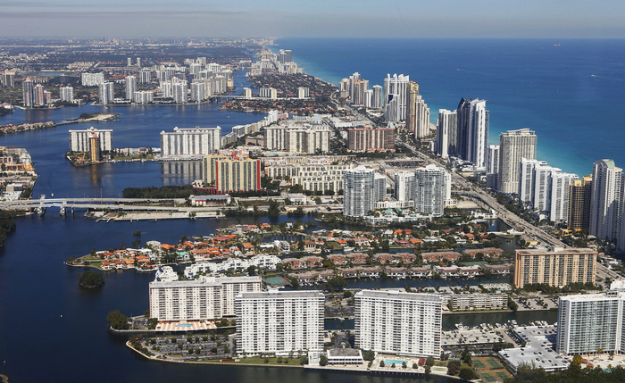 All sizes Miami Beach Skyline Flickr - Photo Sharing! (700x429, 616Kb)