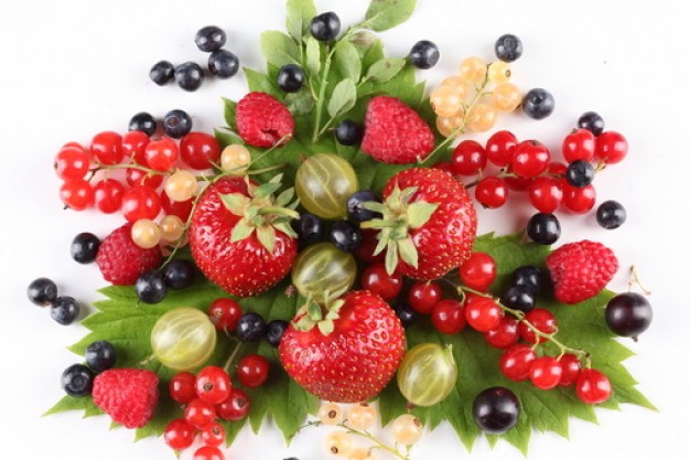 diet-bilberry-strawberries-green-leaves_3197537 (626x417, 71Kb)