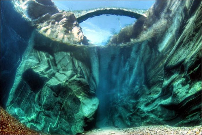 wincredibly_clear_waters_of_the_verzasca_river_01 (700x467, 65Kb)
