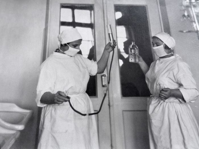 Две взрослые медсестры раздеваются в палате перед мужиком