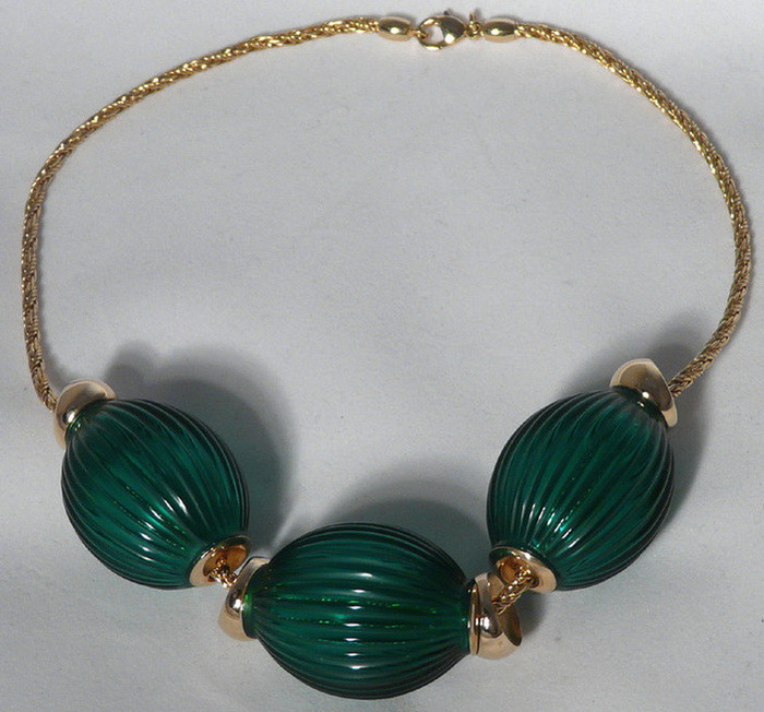 74975037_273570green_necklace.jpg