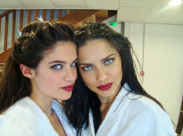 http://img1.liveinternet.ru/images/attach/c/3/74/983/74983953_Sara_Sampaio__Adriana_Lima.jpg