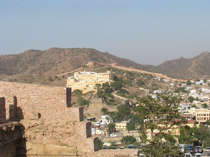 A view of Amber fort from Jaigarh fort (700x525, 139Kb)