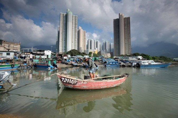 Откапывание моллюсков на острове Лантау, Гонконг, 2 июля 2011 года.