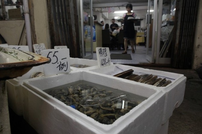 Откапывание моллюсков на острове Лантау, Гонконг, 3 июля 2011 года.