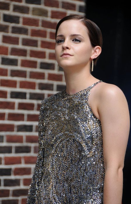 EmmaWatson-Arrives_to_Late_Show_With_David Letterman-Ed_Sullivan_Theater-NYC-20110711-043 (449x700, 78Kb)
