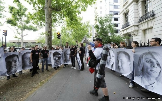 Протест Act'up перед посольством России в Париже, 8 июля 2011 года/2270477_686 (675x422, 209Kb)