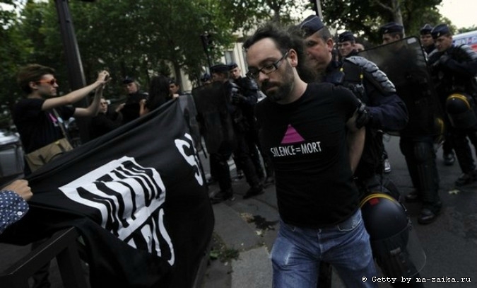 Протест Act'up перед посольством России в Париже, 8 июля 2011 года/2270477_688 (675x407, 145Kb)