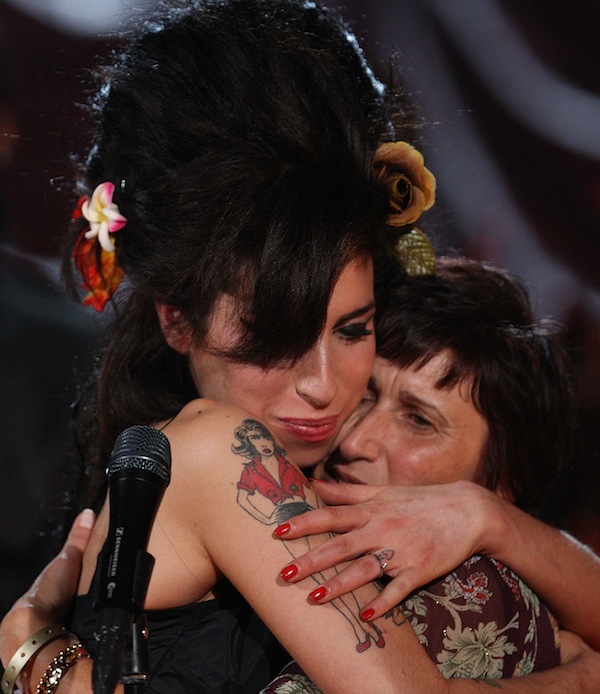 Умерла британская певица Эми Уайнхаус (Amy Winehouse)/2822077_amy_winehouse_mother_grammy_awards_20081 (600x694, 116Kb)