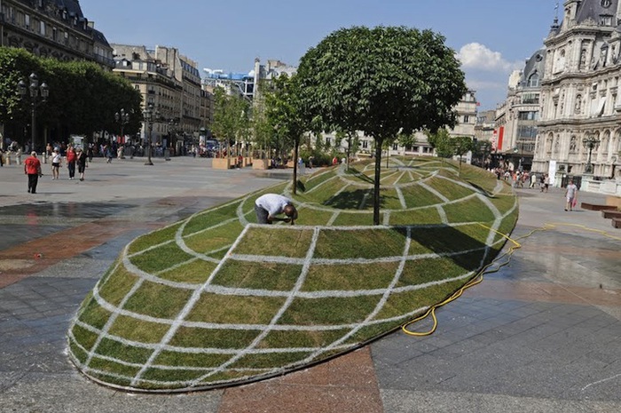 Зрительная иллюзия в центре Парижа