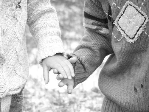 2834233_holding_hands_black_and_white_by_michellybelly124_large (500x376, 103Kb)