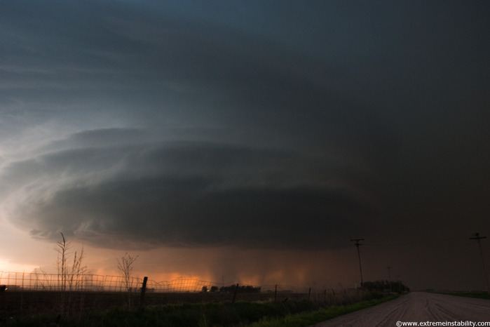 Amazing supercell passes just north of Grand Island Nebraska May 10, 2005 (700x466, 40Kb)