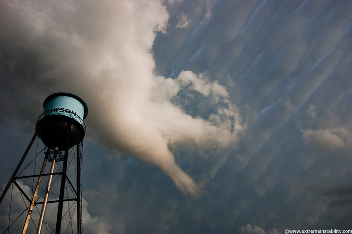 Mammatus form over the town of Dawson Nebraska (700x466, 61Kb)