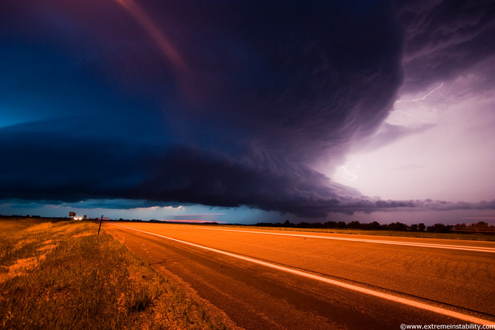 Amazing supercell storm during twilight nears a York Nebraska truck stop on I80 as it spits out lightning, June 17, 2009 (700x466, 95Kb)