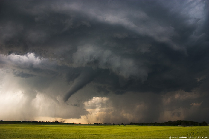 Tornado forms under long-lived supercell in northern Kansas, May 24, 2004 (700x466, 59Kb)