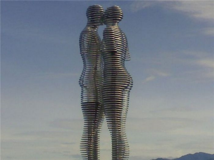 Современная скульптура Любовь