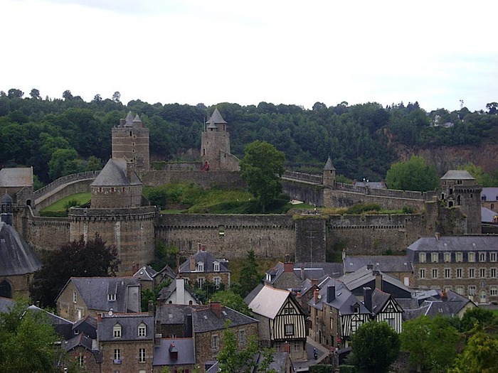 Фужер (Fougeres) — старинный город-крепость с 13 башнями в Бретани 43082