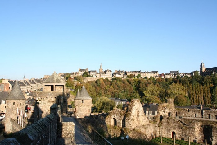 Фужер (Fougeres) — старинный город-крепость с 13 башнями в Бретани 19041