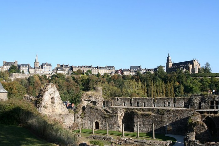 Фужер (Fougeres) — старинный город-крепость с 13 башнями в Бретани 38894